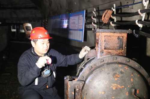 李鸿冰    龙湖煤矿掘进区技术员