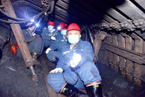 2022-11-05王戈深入新铁矿一采左上片50号层柔性掩护支架安装面检查安全生产工作