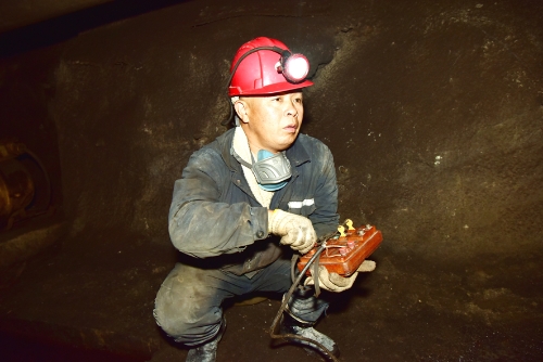 孙本钢  