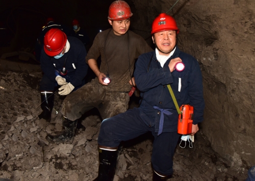 2020-12-24张长山深入7061、7062、7066掘进工作面代四点班班 (2)