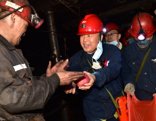 2021-01-01张长山深入新建矿九采区091采煤工作面慰问 (1)