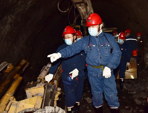 2021-02-01张长山深入龙湖矿7771掘进工作面检查安全生产工作 (2)