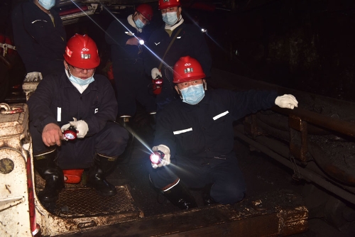 2021-02-02张长山深入新立矿201综采工作面检查安全生产工作 (1)