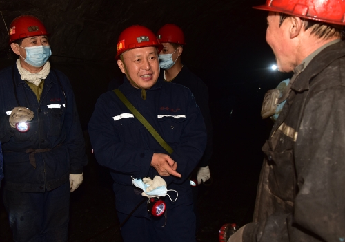 2021-02-19张长山深入新兴矿7175掘进工作面检查疫情防控和节后复工复产工作 (2) 2021-02-19张长山深入新兴矿7175掘进工作面检查疫情防控和节后复工复产工作 (2)