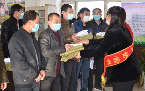 0355新兴矿工会为一线职工发放新工作服，受到职工们的好评。本报记者 孙国祥摄11