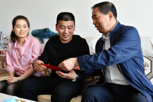 全国煤炭工业劳动模范新铁矿李晓亮