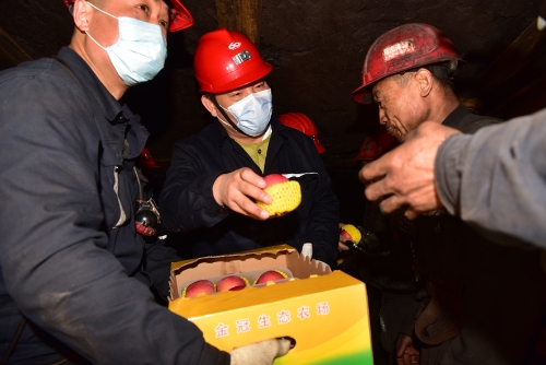 2021-05-01王付佳喜、张长山、刘金奇等领导深入新立矿7212掘进工作面慰问、检查安全生产工作 (5)