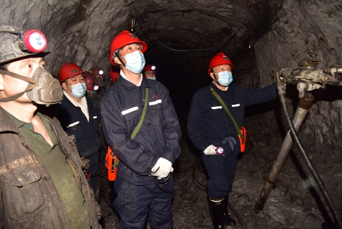 5.27省煤管局深入新建矿开展安全检查并张长山陪同林显玉深入新建矿7073掘进工作面检查 (2)