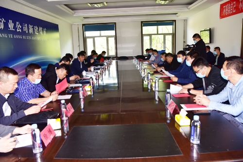 5.27省煤管局深入新建矿开展安全检查并张长山陪同林显玉深入新建矿7073掘进工作面检查 (1)