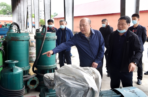 张长山检查防汛物资 (3)