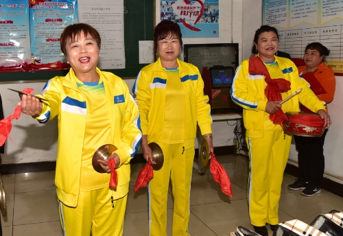 龙湖街道社区的文艺宣传队表演的三句半《团结奋进谱新篇》