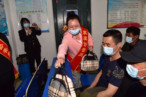 龙湖矿家属协管员们为职工们发放慰问品 (1)