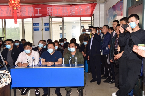 龙湖矿职工们观看精彩演出