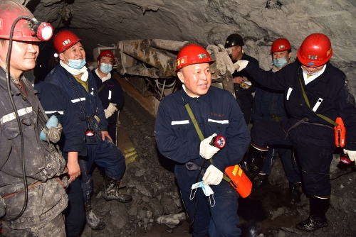 2021-06-11张长山深入新兴矿7153掘进工作面检查抽放工作 (1)