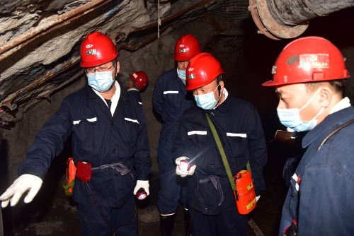 2021-06-22张长山、俆振龙陪同龙煤总工程师于会军深入新立矿7202掘进工作面检查