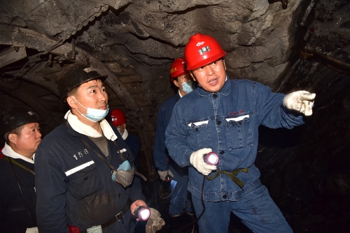 2021-06-24张长山深入龙湖矿开拓三区7785掘进工作面检查安全生产工作
