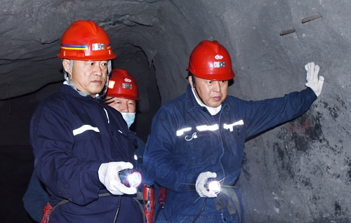 张长山 陪雷景学在新铁矿检查