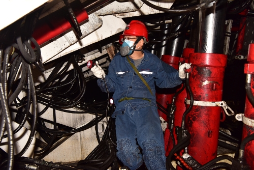 2021-07-21刘金奇深入龙湖矿711综采准备面检查综采支架安装情况