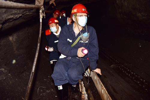 2021-07-27刘金奇深入新兴矿八采区46号层准备采煤工作面检查设备安装情况