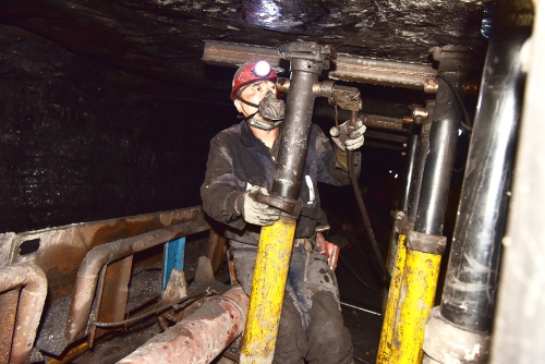 0401a11龙湖矿充填区711采煤队职工认真打好液压支柱,确保安全生产,本报记者 袁晓松摄 0401a11龙湖矿充填区711采煤队职工认真打好液压支柱,确保安全生产,本报记者 袁晓松摄