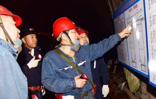 2021-08-29刘金奇深入龙湖矿二水平井底煤仓检查施工进展情况1 2021-08-29刘金奇深入龙湖矿二水平井底煤仓检查施工进展情况1