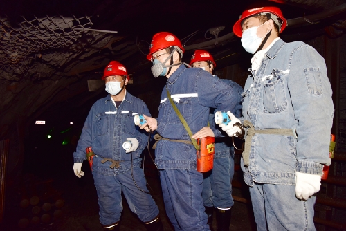 2021-09-25刘金奇深入新铁矿一采区611柔性掩护支架采煤工作面检查安全生产工作 2021-09-25刘金奇深入新铁矿一采区611柔性掩护支架采煤工作面检查安全生产工作