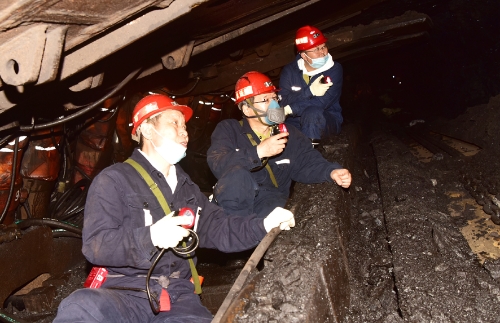 2021-10-02刘金奇深入新兴矿151综采工作面检查安全生产工作