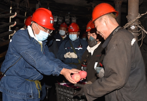 梁德在七矿公司龙湖矿