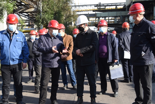 10.3董事长张长山在煤气厂调研。1