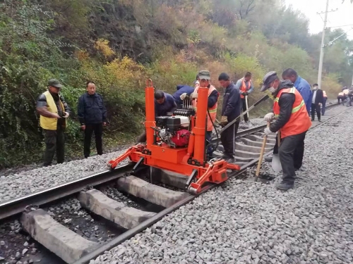 工务段职工在进行起道会战