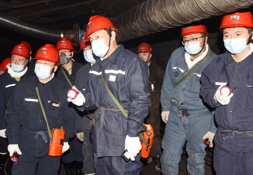 10.7_王佳喜、张长山、刘金奇等领导深入新建矿综采工作面。孙国祥摄1