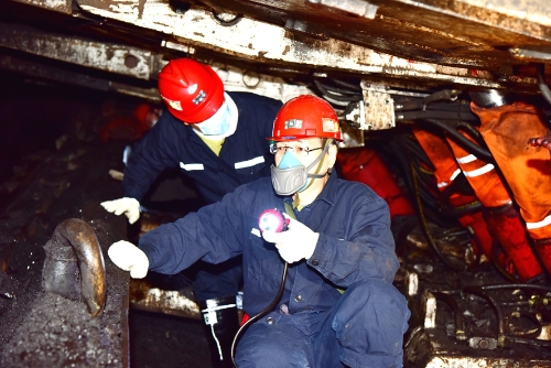 2021-10-14刘金奇深入新兴矿102综采工作面检查安全生产工作