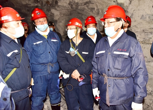 2021-10-18刘金奇、李建国等陪同龙煤党委副书记沈霆深入新兴矿7101掘进工作面检查1