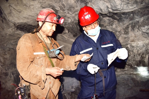 2021-10-18刘金奇、李建国等陪同龙煤党委副书记沈霆深入新兴矿7101掘进工作面检查2