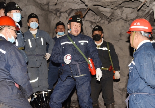 2021-10-22张长山率队深入向阳矿开民技术剖析   孙国祥摄