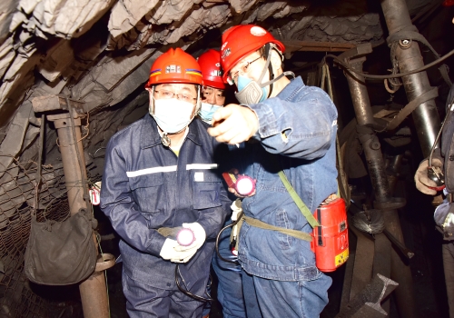 2021-10-22刘金奇、俆振龙陪同龙煤总工程师于会军深入新铁矿一采区611采煤工作检查安全生产工作