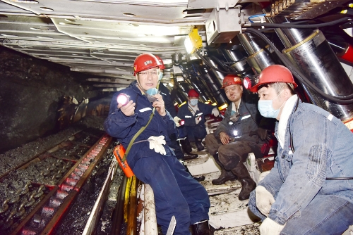 2021-10-24刘金奇深入新兴矿102智能化综采工作面检查试生产运转情况