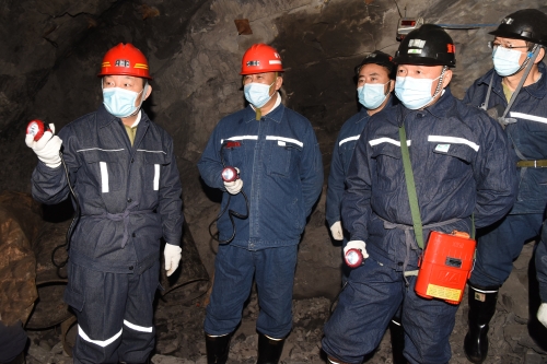 11.12龙煤总经理王佳喜、张长山、刘金奇等领导深入向阳矿六井检查。孙国祥摄2