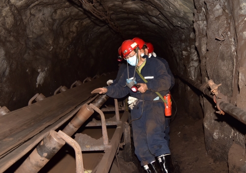 2021-11-20刘金奇深入新兴矿西六采区强力皮带巷检查安全生产工作