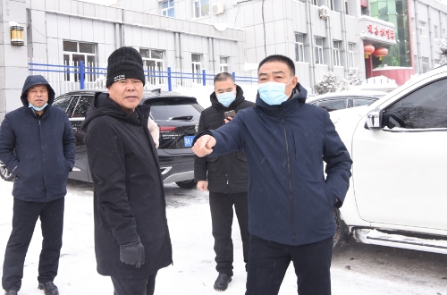 2021-11-23张彪贤检查地面单位清雪情况