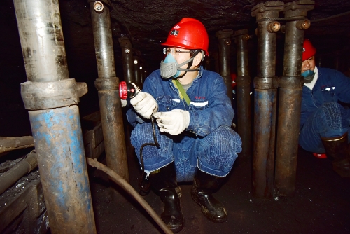 2021-11-24刘金奇深入龙湖矿北一采区713采煤工作面检查安全生产工作