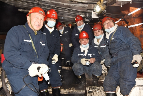 11.29公司董事长张长山深入新兴矿102自能化综采工作面检查