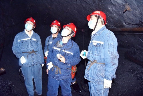 2021-12-02刘金奇深入新铁矿开拓区7601掘进工作面检查安全生产工作