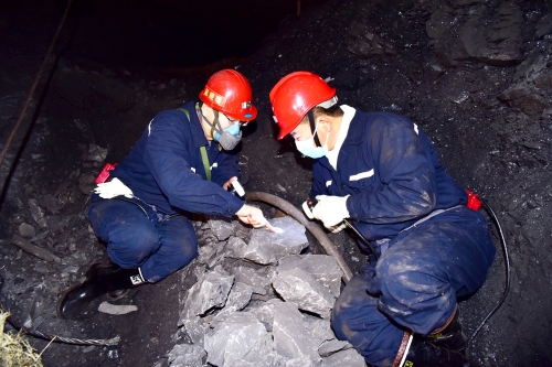 2021-12-04刘金奇深入新兴矿五采区65号层左二片维修巷道检查安全生产工作