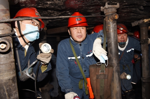 12 4董事长深入龙湖矿2