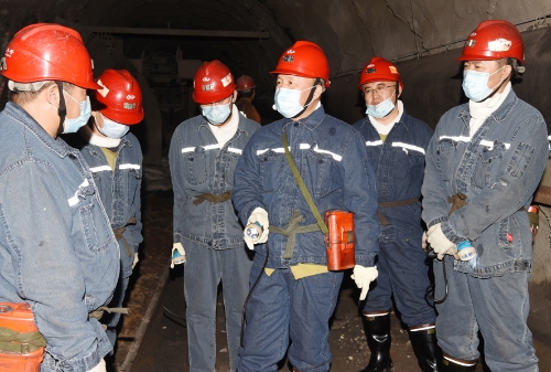12.16董事长深入新铁矿 12.16董事长深入新铁矿