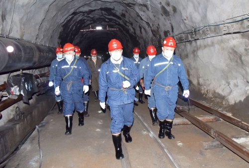 2021-12-22王戈、孙义山陪同梁德深入新铁矿7671掘进工作面检查安全生产工作1