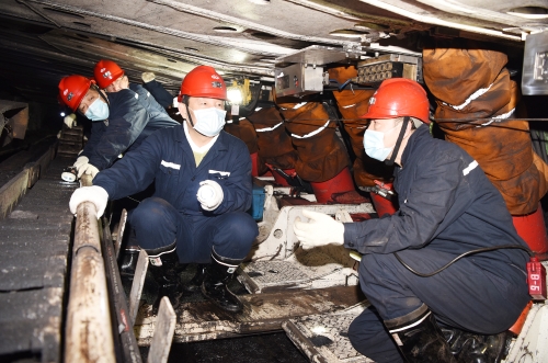 12.24龙煤总经理王佳喜、副总经理梁德、公司领导等陪同深入领导新兴矿102智能化综采工作面检查1 12.24龙煤总经理王佳喜、副总经理梁德、公司领导等陪同深入领导新兴矿102智能化综采工作面检查1