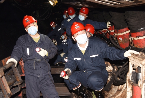 12.25龙煤集团总经理王佳喜、公司张长山等领导深入新立矿102综采工作面