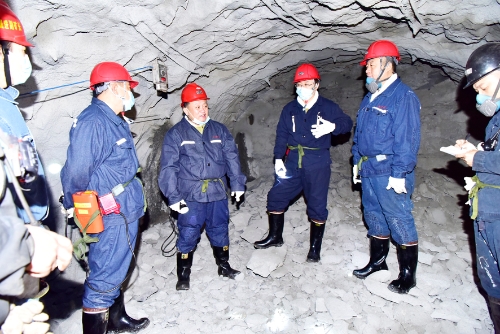 2021-12-28王戈陪同龙煤领导深入龙湖矿7777掘进工作面检查安全生产工作 2021-12-28王戈陪同龙煤领导深入龙湖矿7777掘进工作面检查安全生产工作